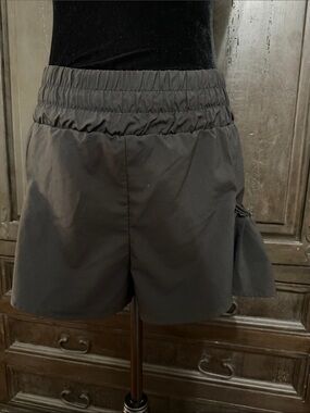 B Black Athletic Flowy Activewear high waste Workout Shorts - Size Medium